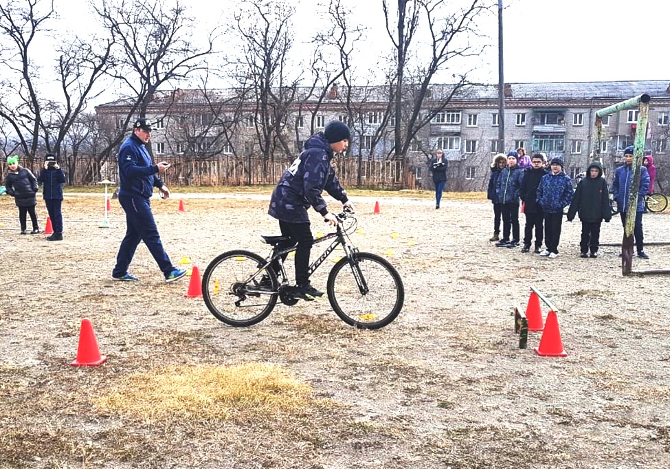 Школьники Находки учатся водить велосипед у профессионалов
