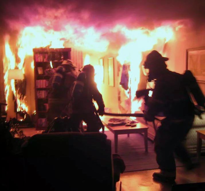 В Находке пожарные спасли мужчину, выведя его из горящей квартиры
