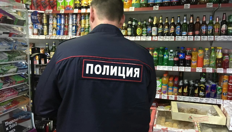 В Находке полиция пресекла ночную продажу алкоголя в магазине по улице Горького