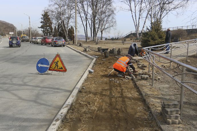 Начался ремонт тротуара вдоль Находкинского проспекта