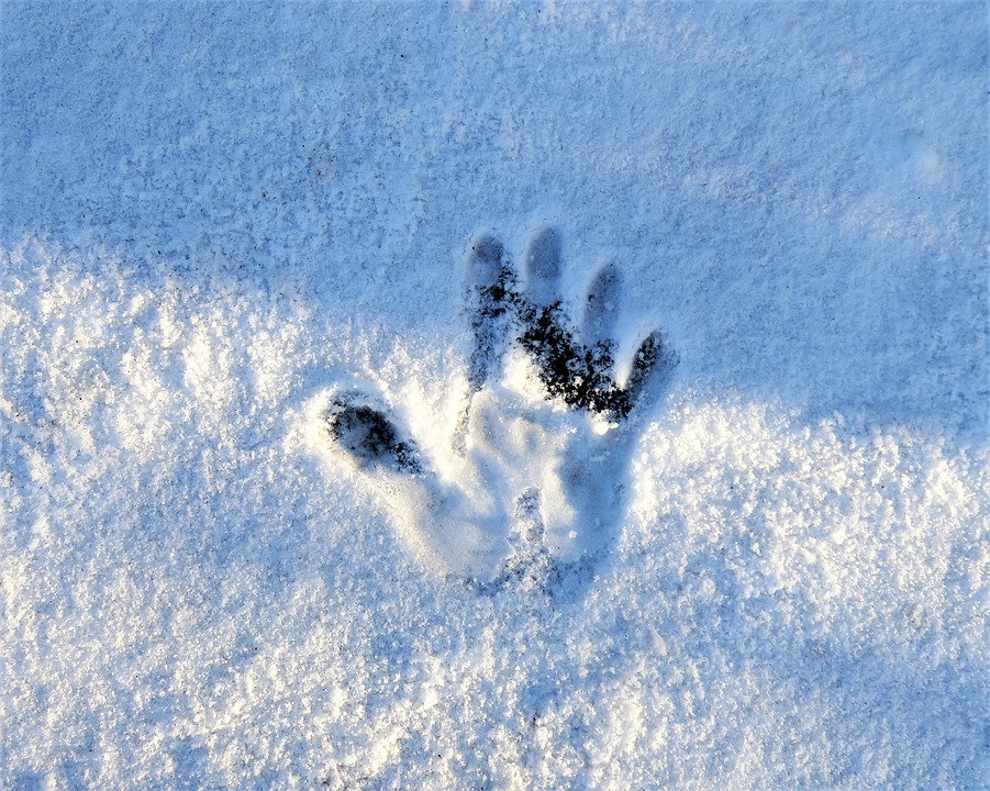 Во Владивостоке нашли мужчину в снегу.